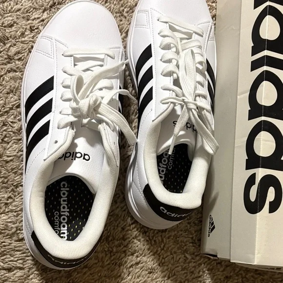 Adidas Classic White and Black Shoes - Picture 4 of 11